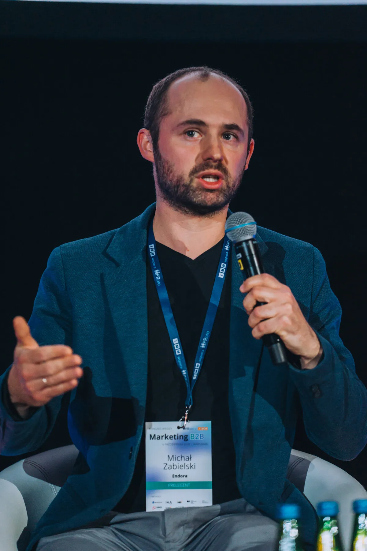 Michał Zabielski z mikrofonem podczas III Kongresu Wiedzy PRoto